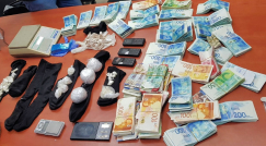 الشرطة: العثور على قنبلتين وسموم في بيت بمدينة اللد واعتقال سيدة 